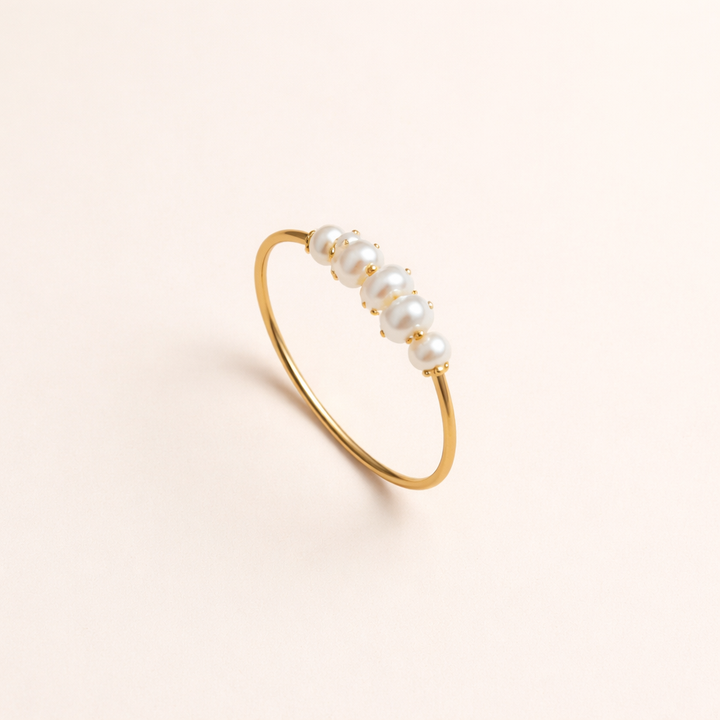 Elegant ring med sötvattenspärla i mjukt silver
