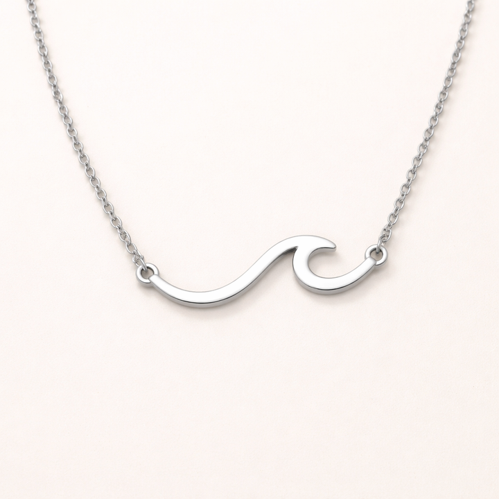 Silverhalsband med böljande linjer
