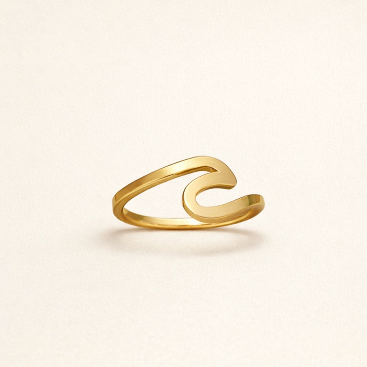 Elegant guldring med vågmönster