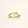 Elegant guldring med vågmönster