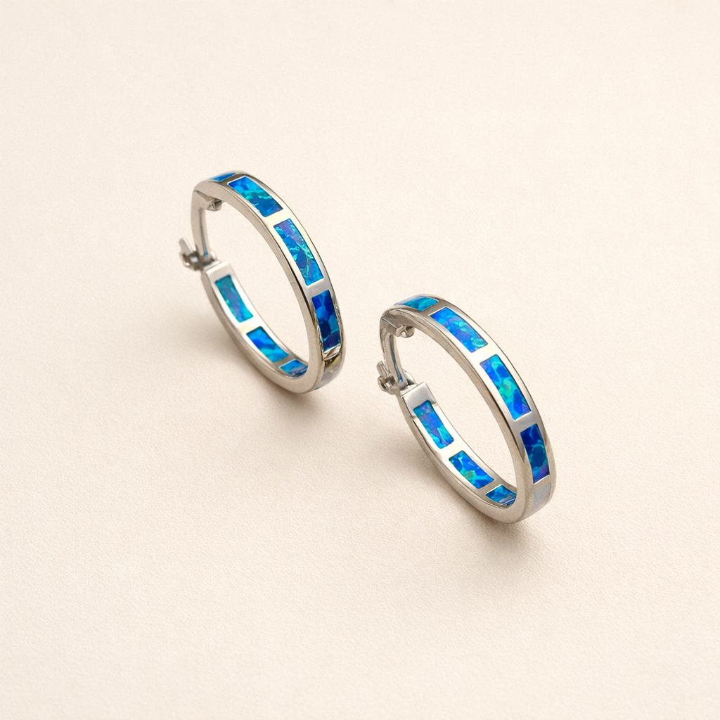 Eleganta silverörhängen med opal i havsstil