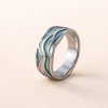 Silverring med vågig design och turkosa accenter