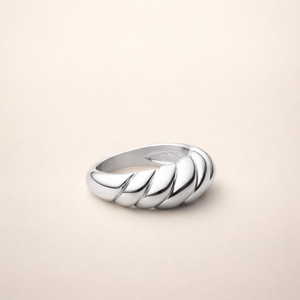 Elegant ring i vitguld med förfinade vågor