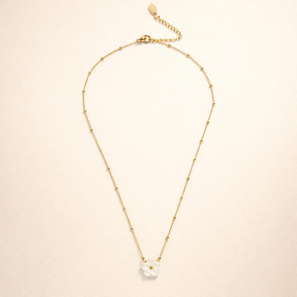 Halsband med vit blomsterblomma