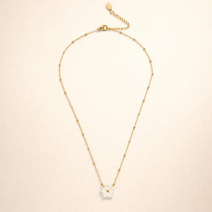 Halsband med vit blomsterblomma
