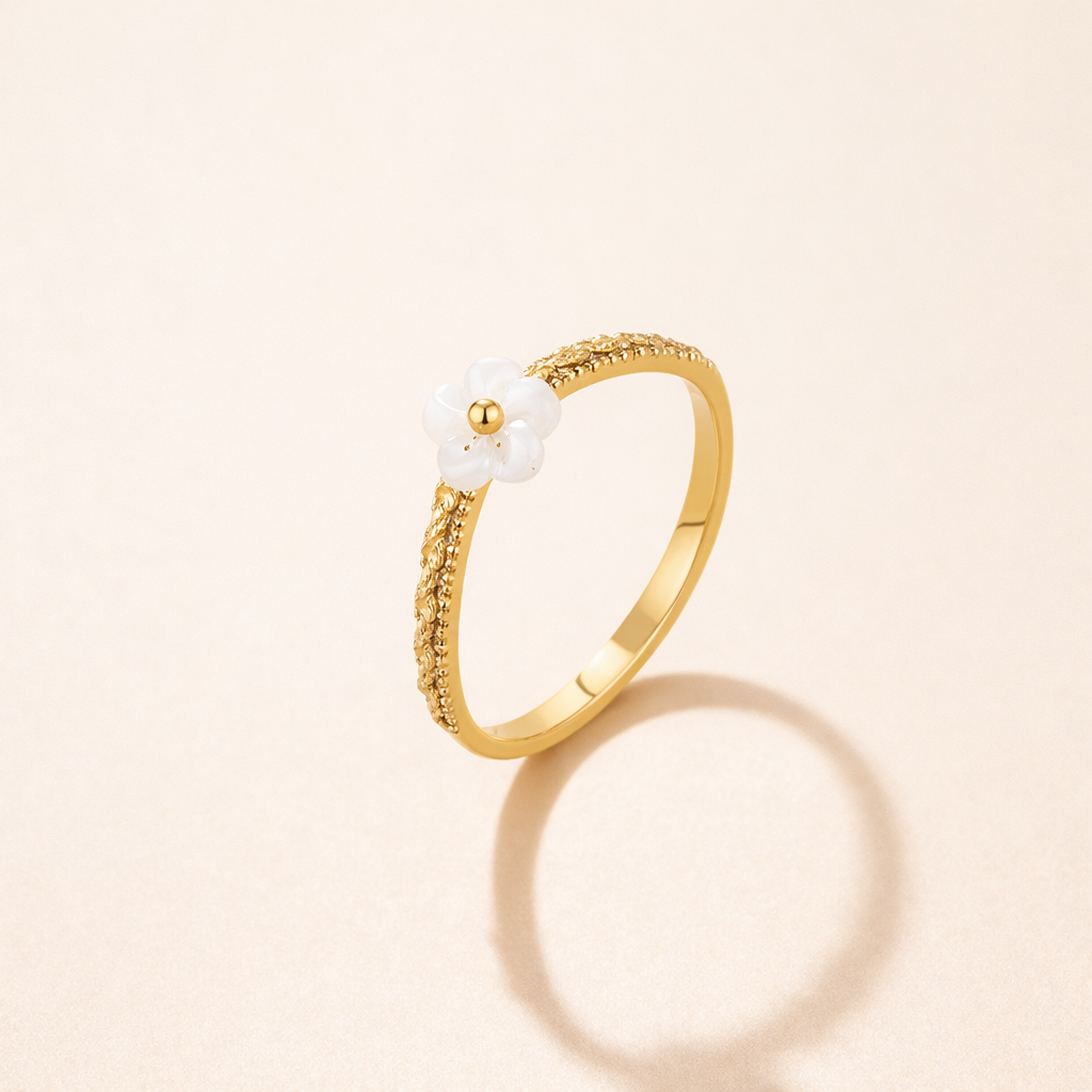 Ring med vita blomblad