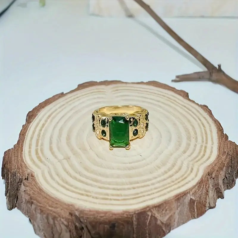 Elegant guldring med förfinade detaljer