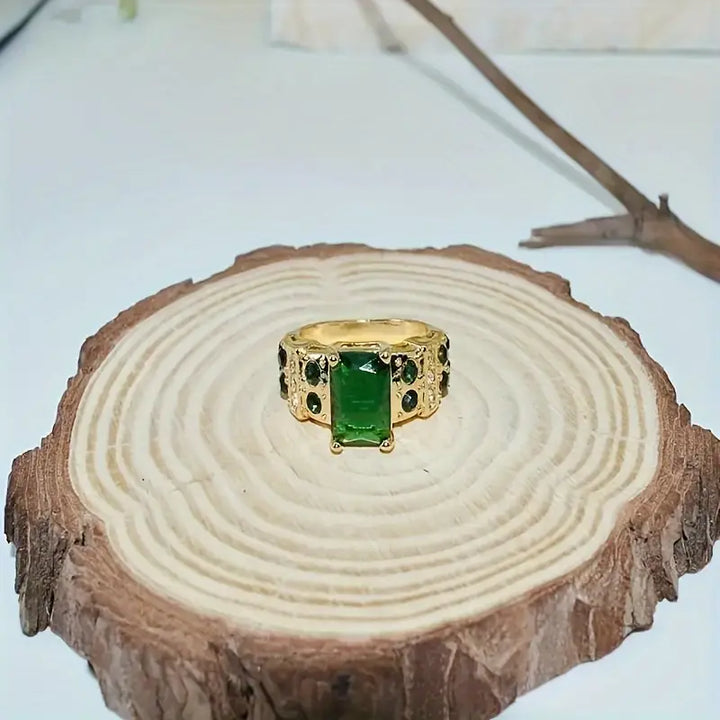 Elegant guldring med förfinade detaljer