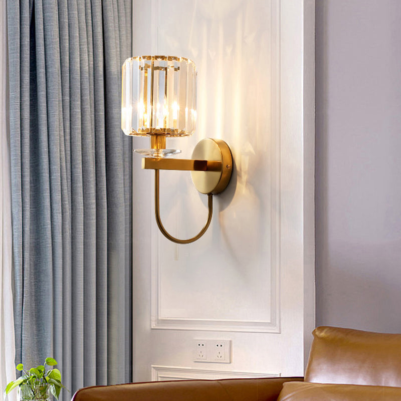 Postmodern vägglampa i cylindriskt kristall med 1 ljuspunkt, guldfinish och böjd arm