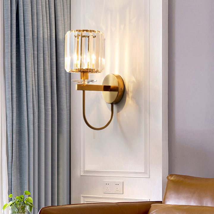 Postmodern vägglampa i cylindriskt kristall med 1 ljuspunkt, guldfinish och böjd arm