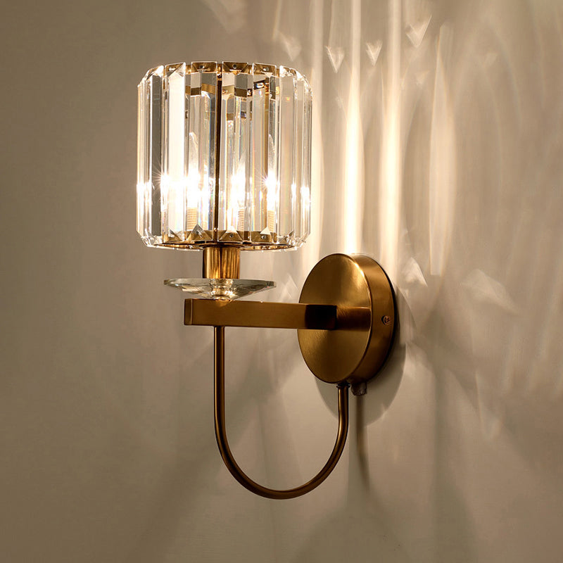 Postmodern vägglampa i cylindriskt kristall med 1 ljuspunkt, guldfinish och böjd arm
