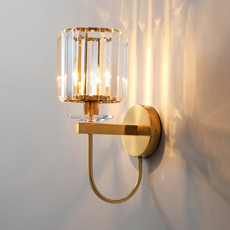 Postmodern vägglampa i cylindriskt kristall med 1 ljuspunkt, guldfinish och böjd arm