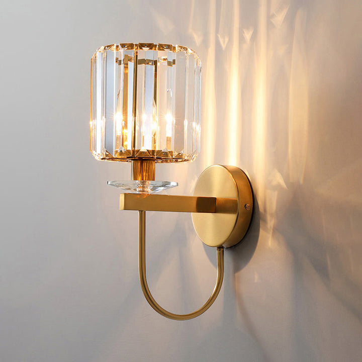 Postmodern vägglampa i cylindriskt kristall med 1 ljuspunkt, guldfinish och böjd arm
