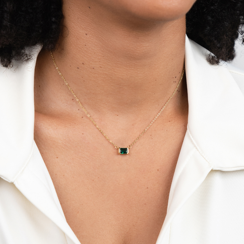 Monica Halsband med grön smaragd