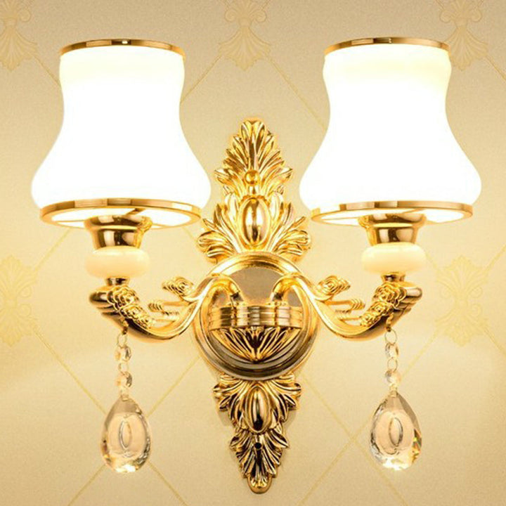 Viktoriansk vägglampa i metall med lampskärm och kristalldekorationer