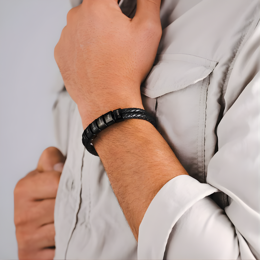 Herrars svart armband med graverade pärlor