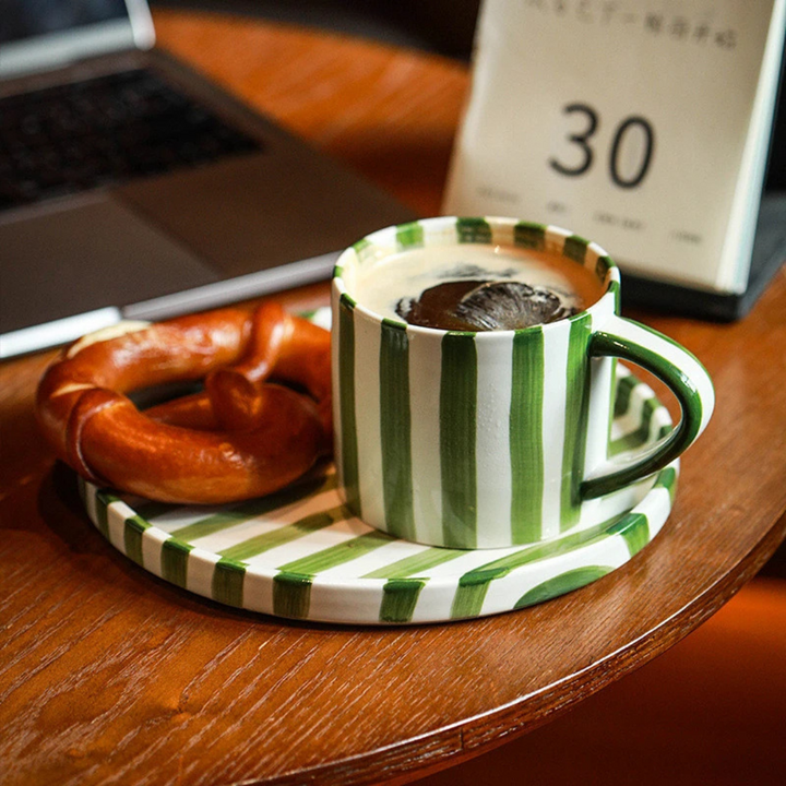 RetroChic kaffeset i keramik | Handmålad kopp och fat för sofistikerade dryckesstunder