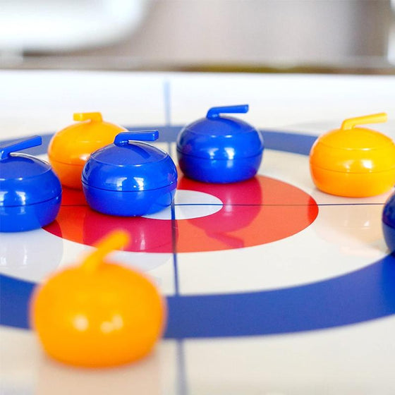 Miniatyrcurling för hemmet med halksäkra stenar och magnetiska klubbor