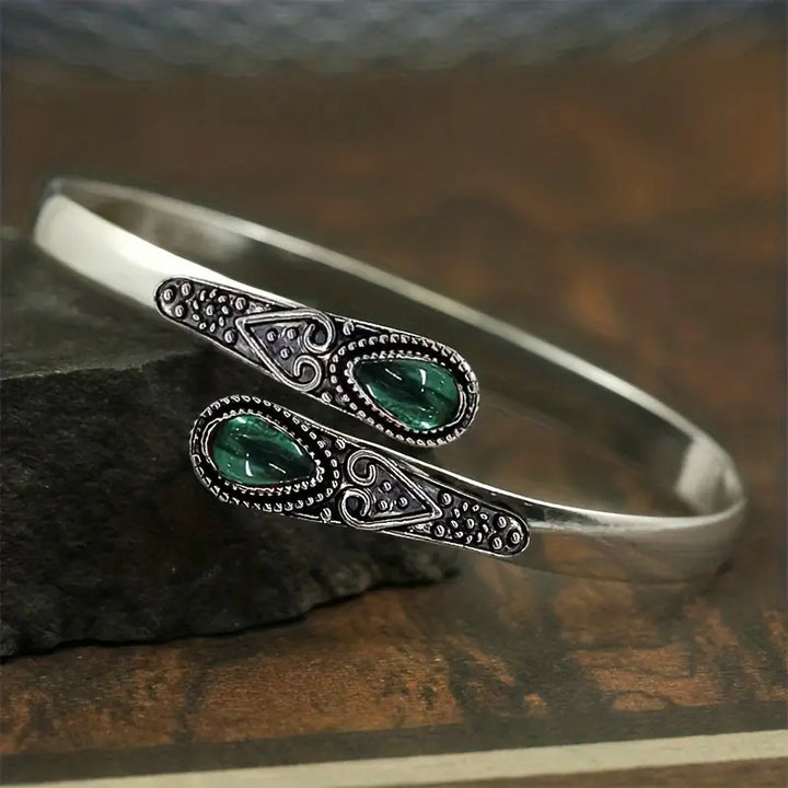 Armband i vitguld med mjuk skimrande glans och delikata detaljer