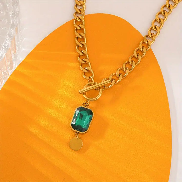 Elegant guldhalsband med smaragdhänge