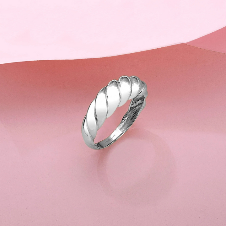 Elegant ring i vitguld med förfinade vågor