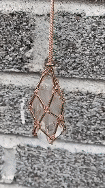 Halsband med utbytbar kristallsten för strålande stil och harmoni.