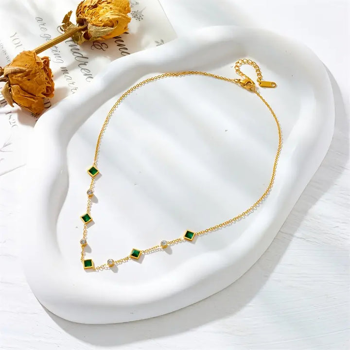 Elegant guldhalsband med diskret blomma
