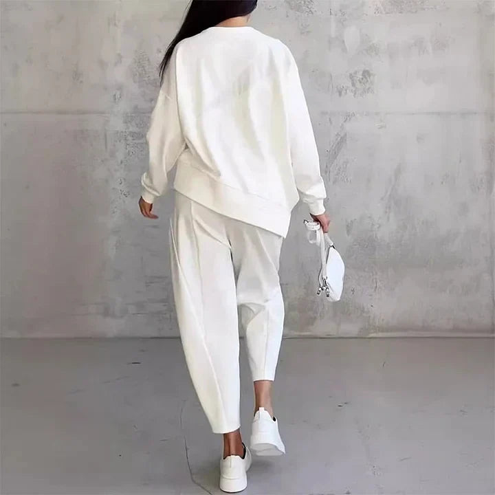 Tvådelat set: ledig långärmad sweatshirt och mjukisbyxor