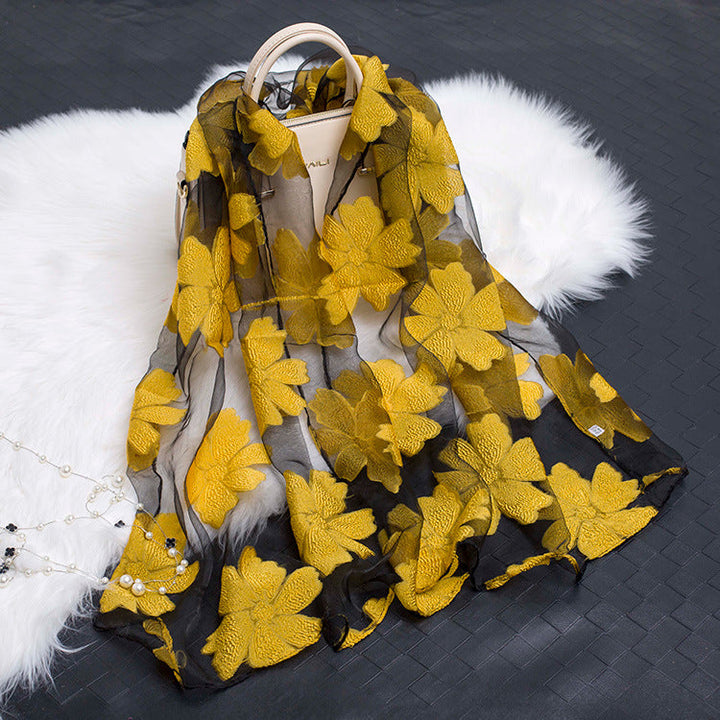 Sidenscarf med snittblomsmönster och tomt mönster