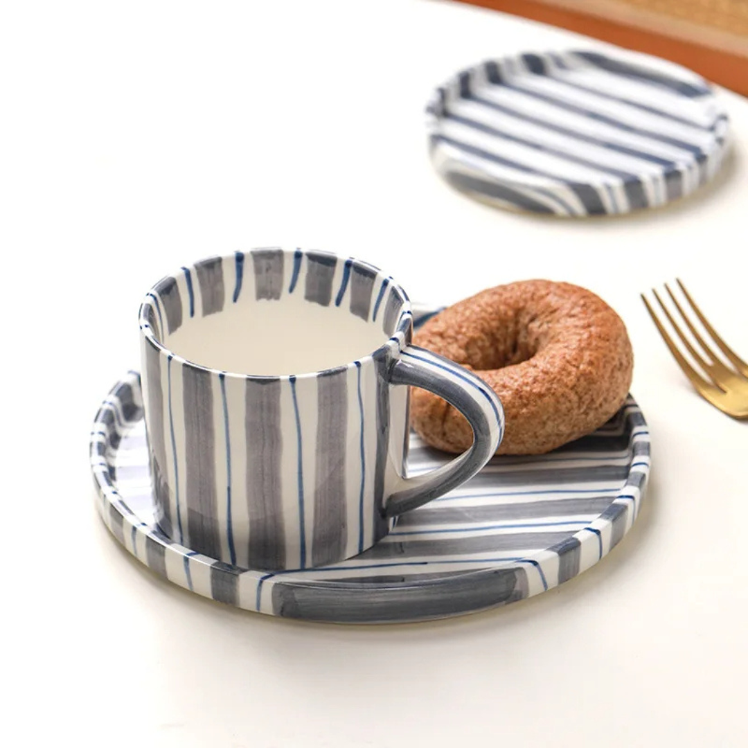 RetroChic kaffeset i keramik | Handmålad kopp och fat för sofistikerade dryckesstunder