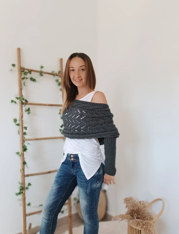 Omslagssjal med dubbla ärmar - varm, stickad sjal med inbyggda ärmar