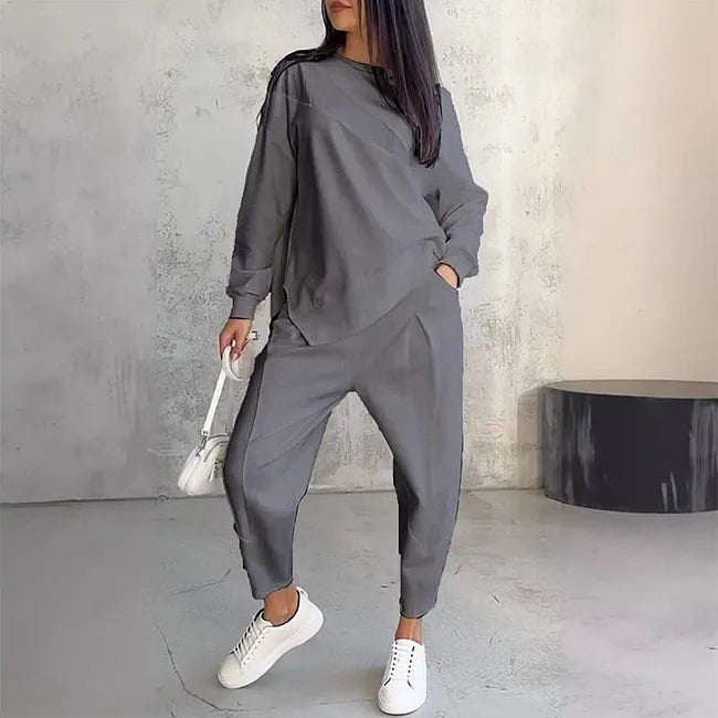 Tvådelat set: ledig långärmad sweatshirt och mjukisbyxor