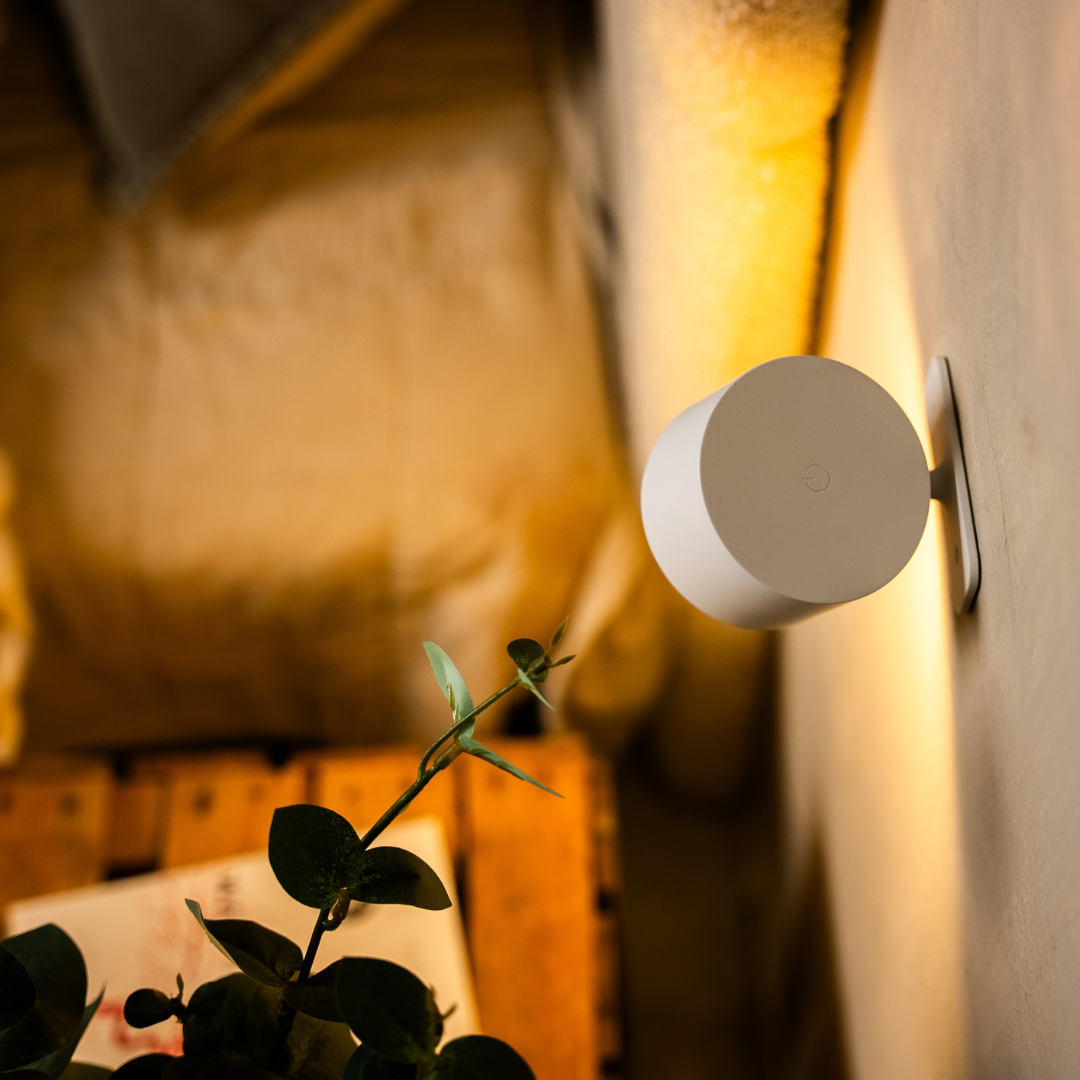 Sladdlös LED-vägglampa med 360° vridbart huvud, pekdimmer, 3 färger