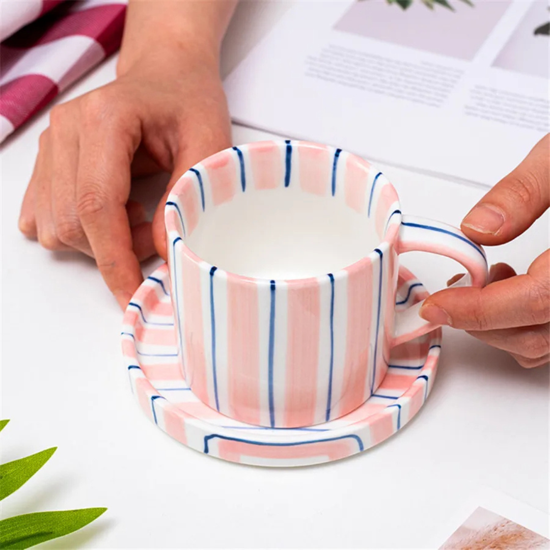 RetroChic kaffeset i keramik | Handmålad kopp och fat för sofistikerade dryckesstunder
