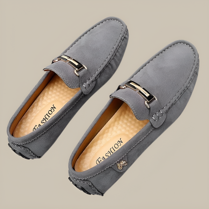 Herrmockasiner i ruskind med slip-on-funktion