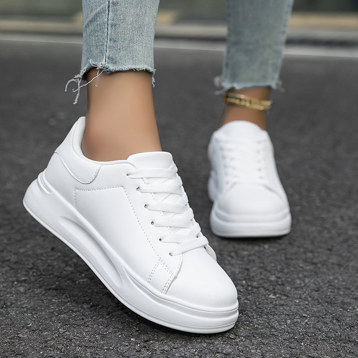 Vita syntetiskt tygsneakers för kvinnor