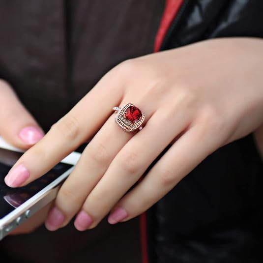Elegant ring i roséguld med zirkoniahalo