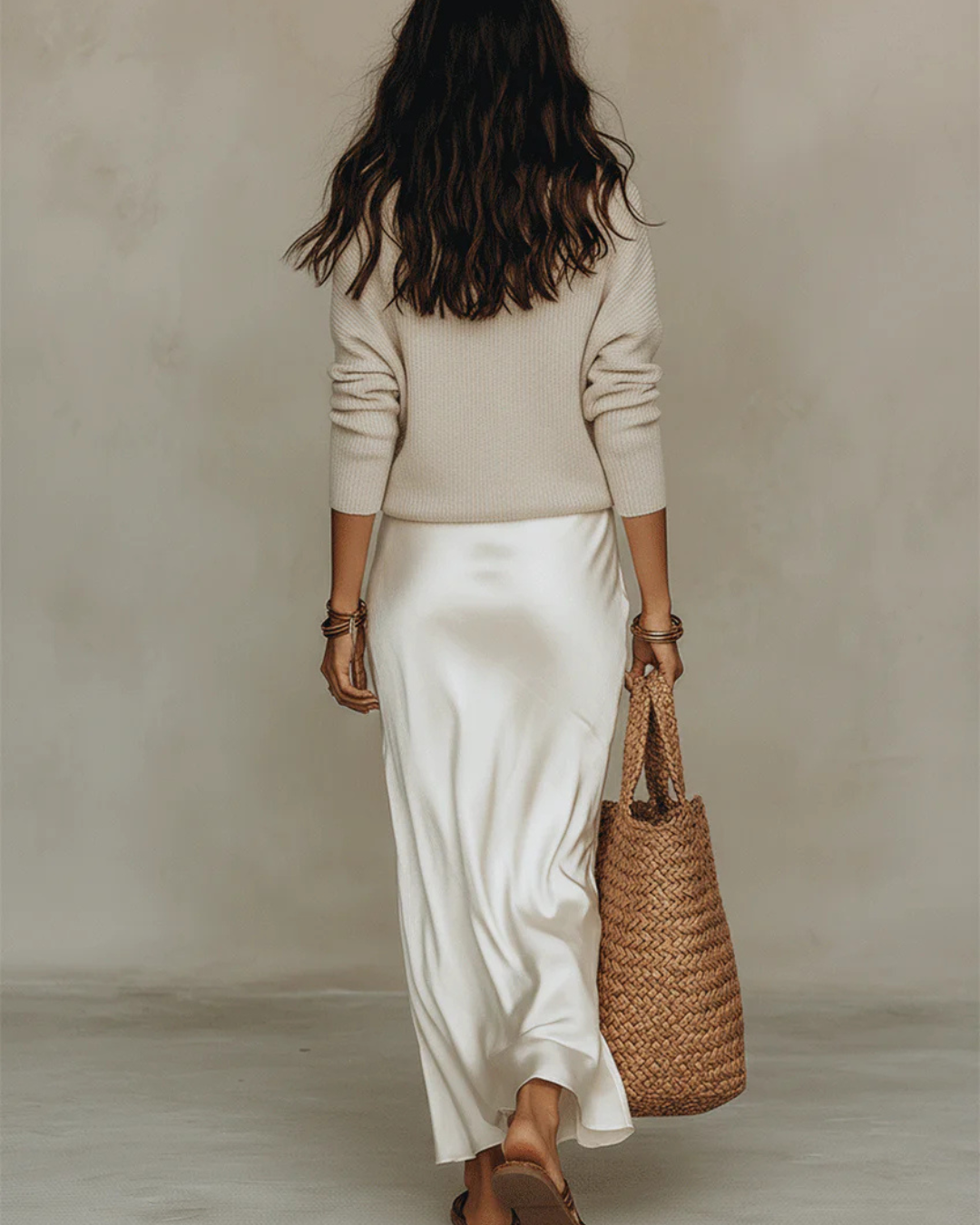 Satinklänning i midilängd med mysigt tröjset