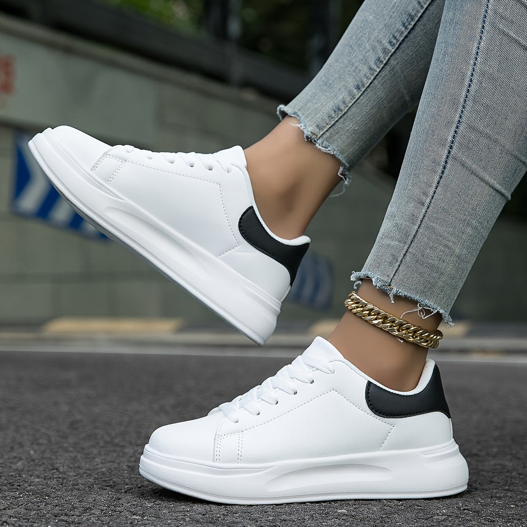 Vita syntetiskt tygsneakers för kvinnor