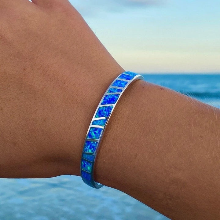 Silverarmband med blå opal och förfinade detaljer