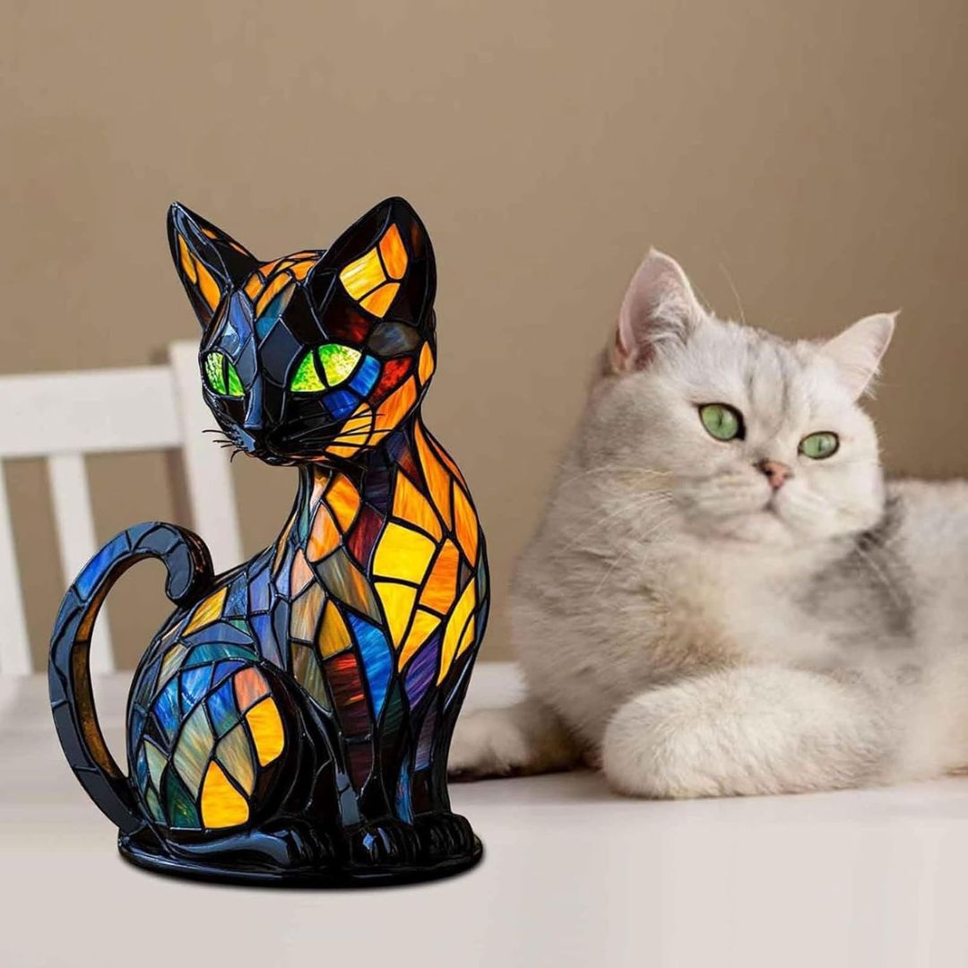 Dekorativ kattformad lampa med mosaikdesign och varmt stämningsljus – elegant heminredning