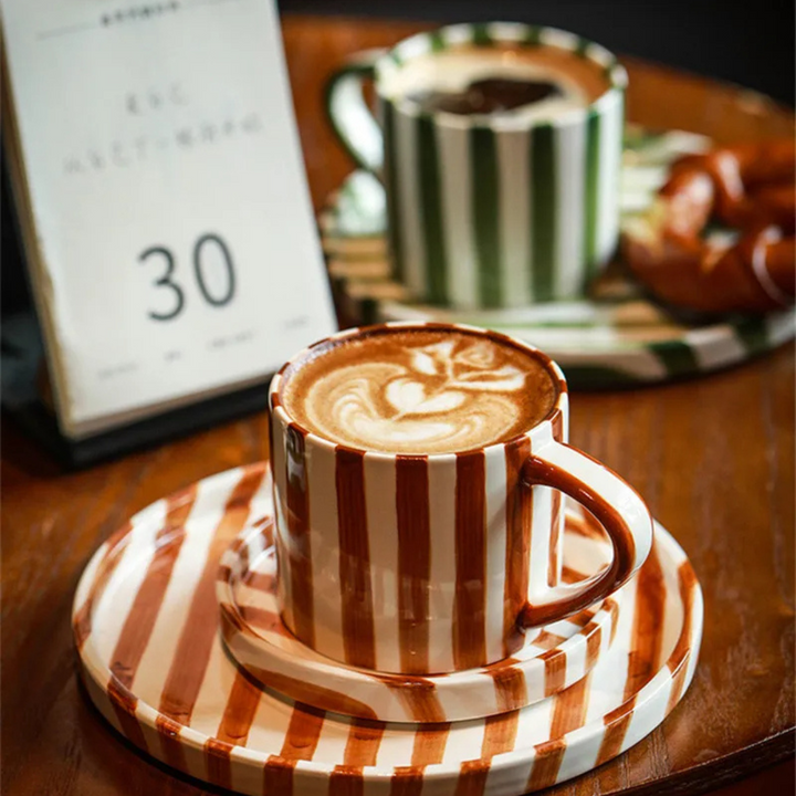 RetroChic kaffeset i keramik | Handmålad kopp och fat för sofistikerade dryckesstunder