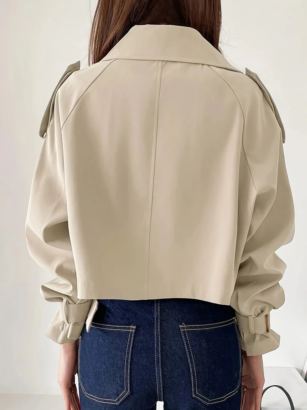 Avslappnad kort trenchcoat