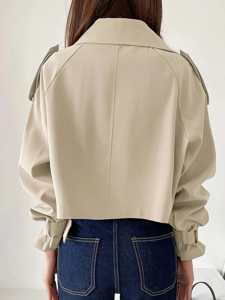 Avslappnad kort trenchcoat