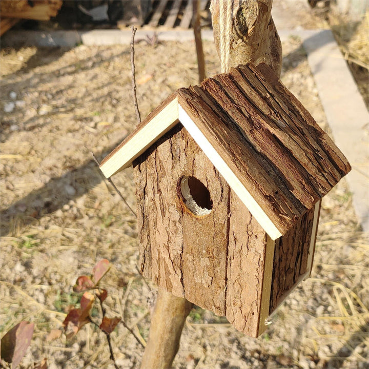 Rustik fågelholk i trä – ett mysigt hem för trädgårdens fåglar