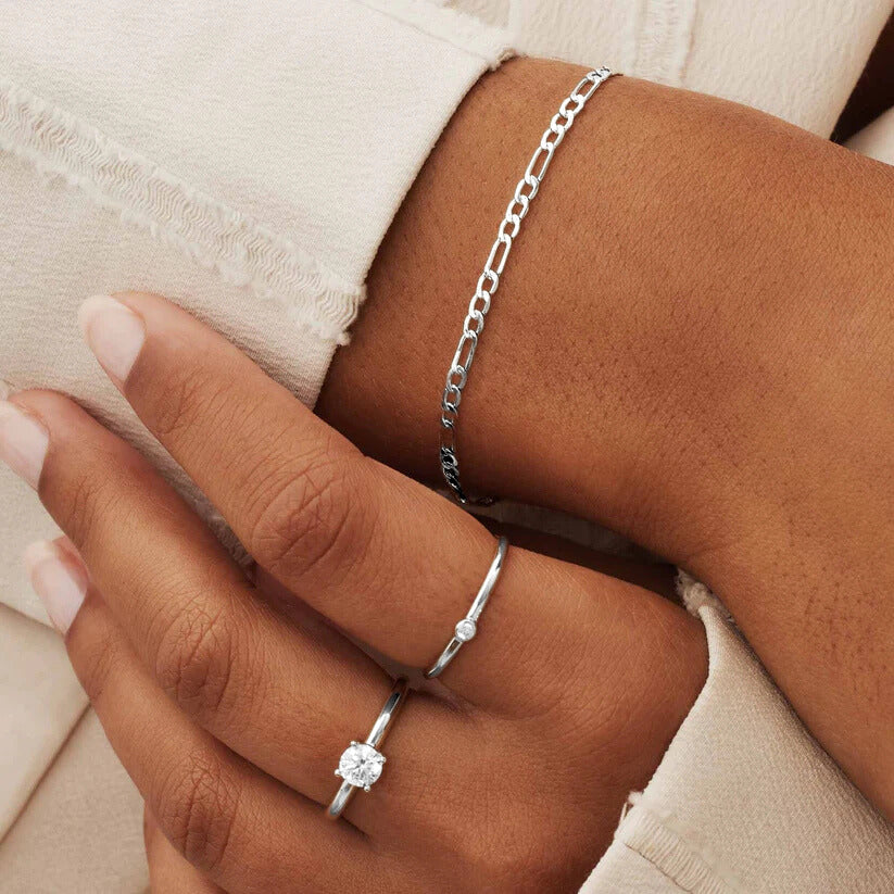 Elegant armband i vitguld med förfinade detaljer