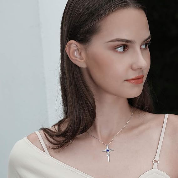 Elegant halsband i vitguld med safirhjärta