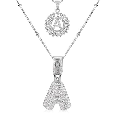Elegant initialhalsband i vitguld med pavéstenar