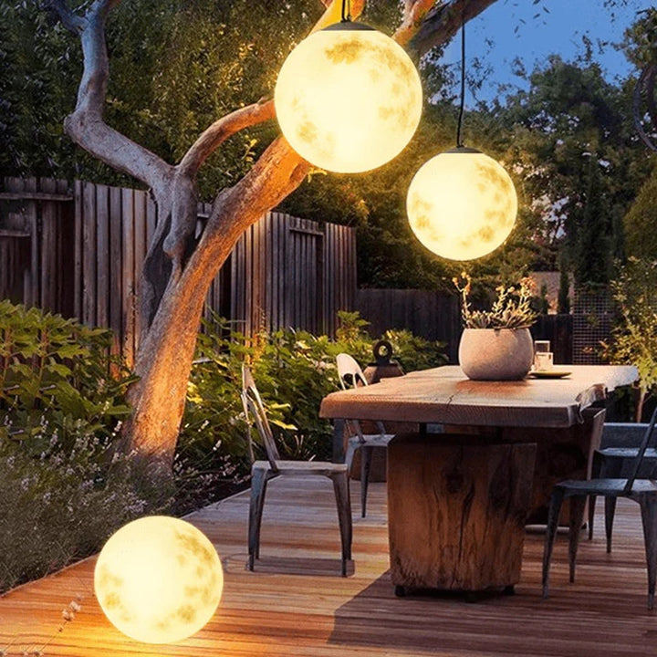 Månformad trädgårdslampa