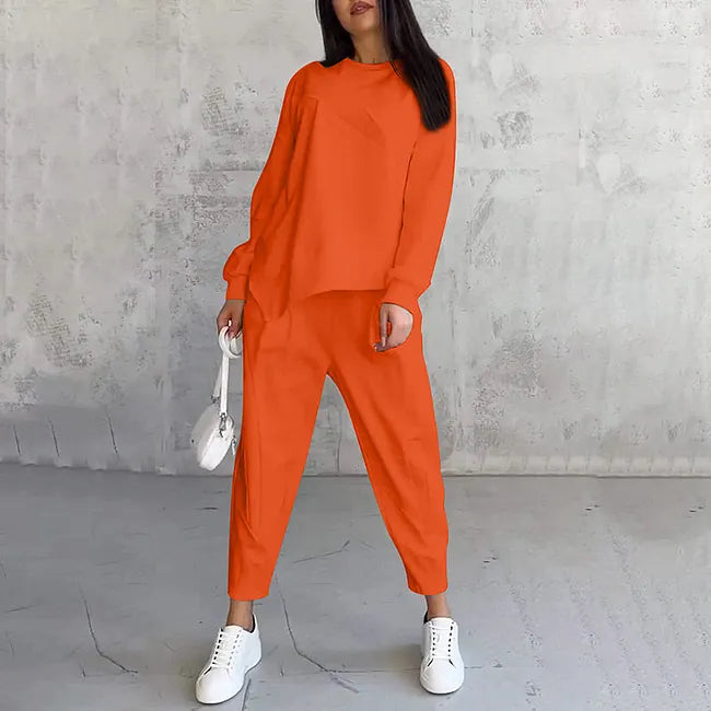Tvådelat set: ledig långärmad sweatshirt och mjukisbyxor